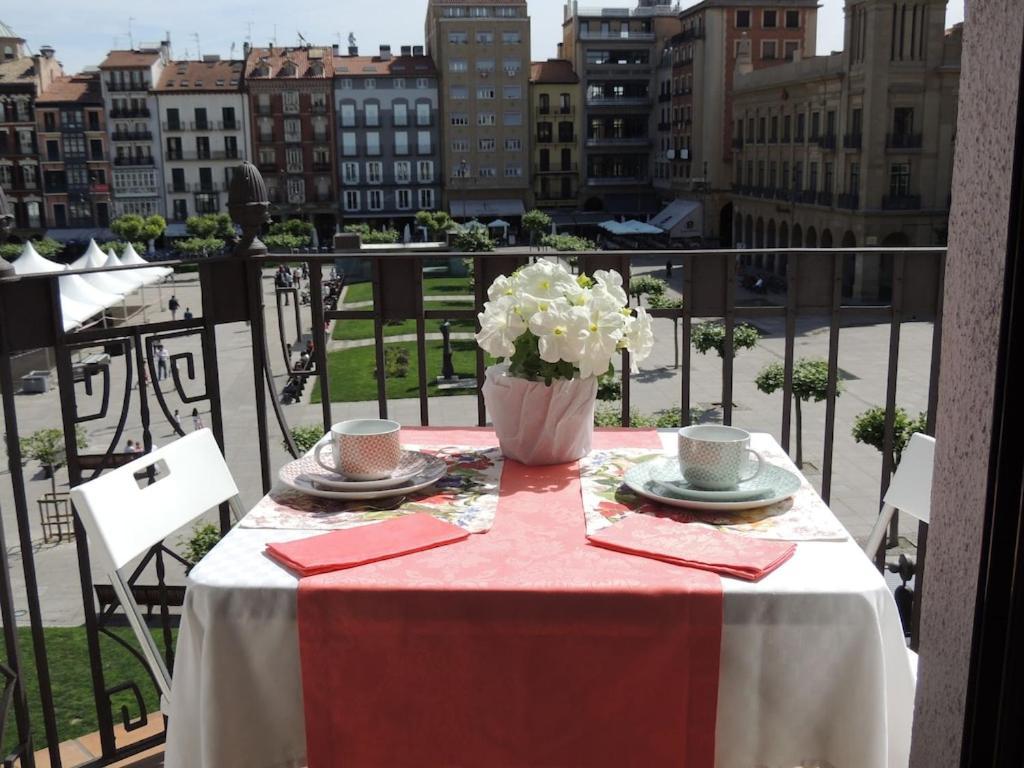 Castillo 27 By Clabao Pamplona Exterior foto